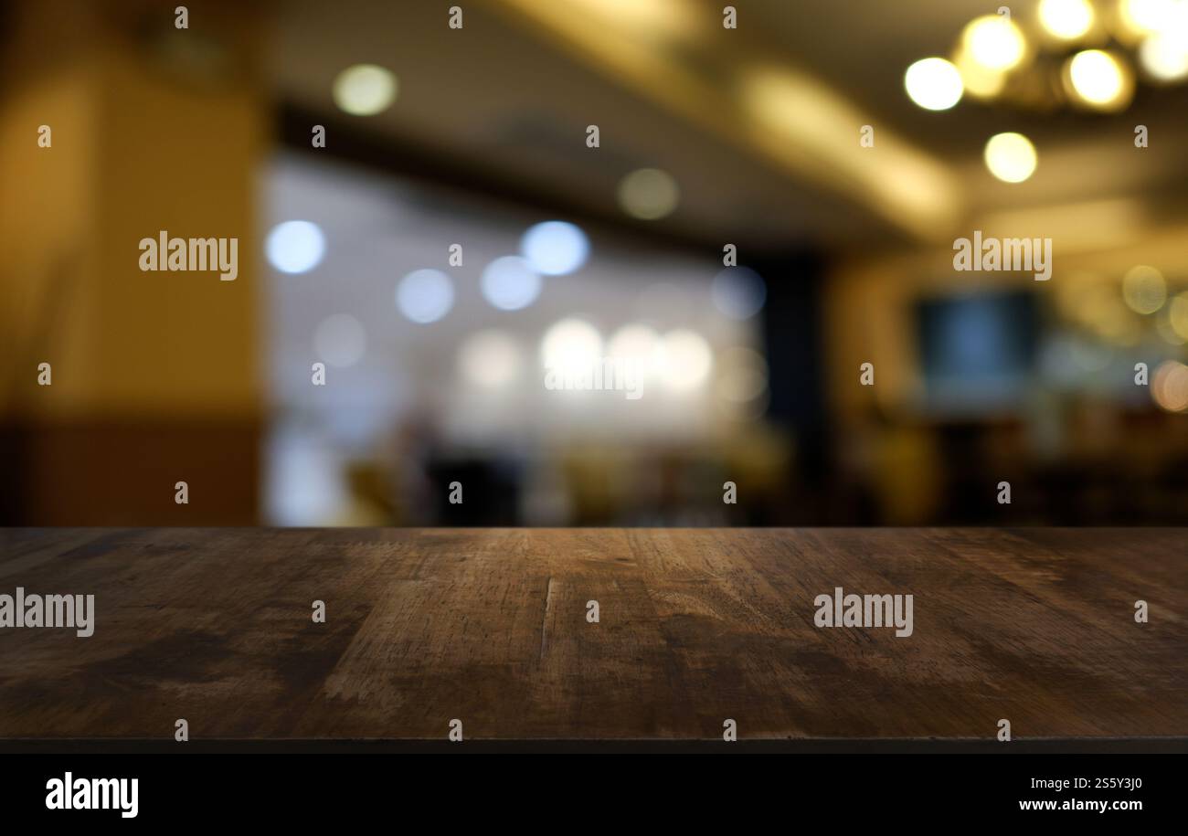 Piano tavolo in legno in Blur interno stanza di sfondo con spazio vuoto per la copia Foto Stock