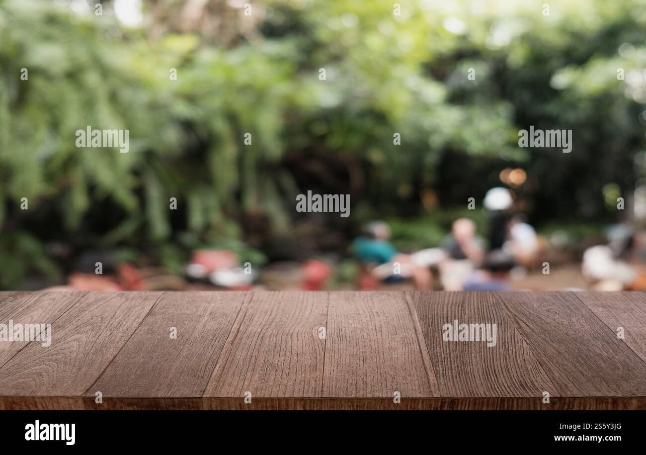 Piano tavolo in legno in Blur interno stanza di sfondo con spazio vuoto per la copia Foto Stock