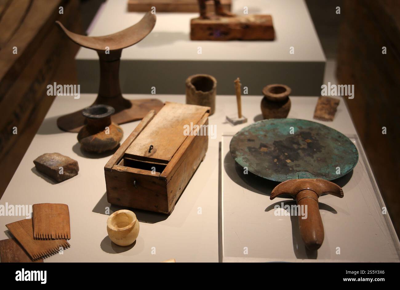 Specchio, giare, spatola ossea, poggiatesta, scatola, pettine. Primo periodo intermedio. VII-XI dinastia (2118-1980 a.C.). Asyut. Egitto. Museo Egizio di Torino. IO Foto Stock