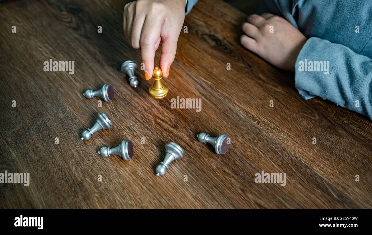 Leader e squadra di scacchi. Concetto di risorse umane gestione della carriera con mani strette strategia di pianificazione con cifre degli scacchi. leadership o successo Foto Stock