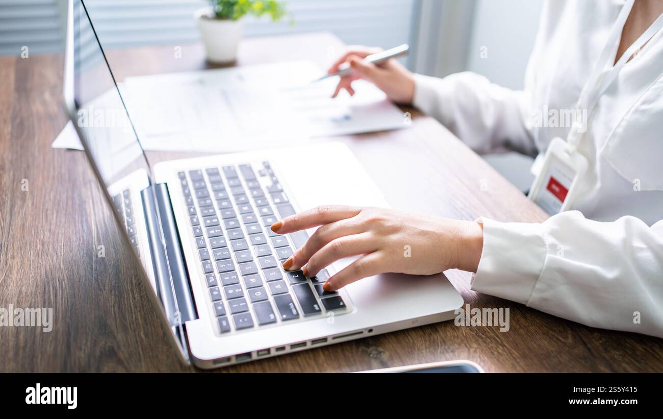 Donna che lavora utilizzando un computer portatile e digita le mani sulla tastiera. scrivere un blog. Lavorare a casa è a portata di mano macchina da scrivere. Foto Stock