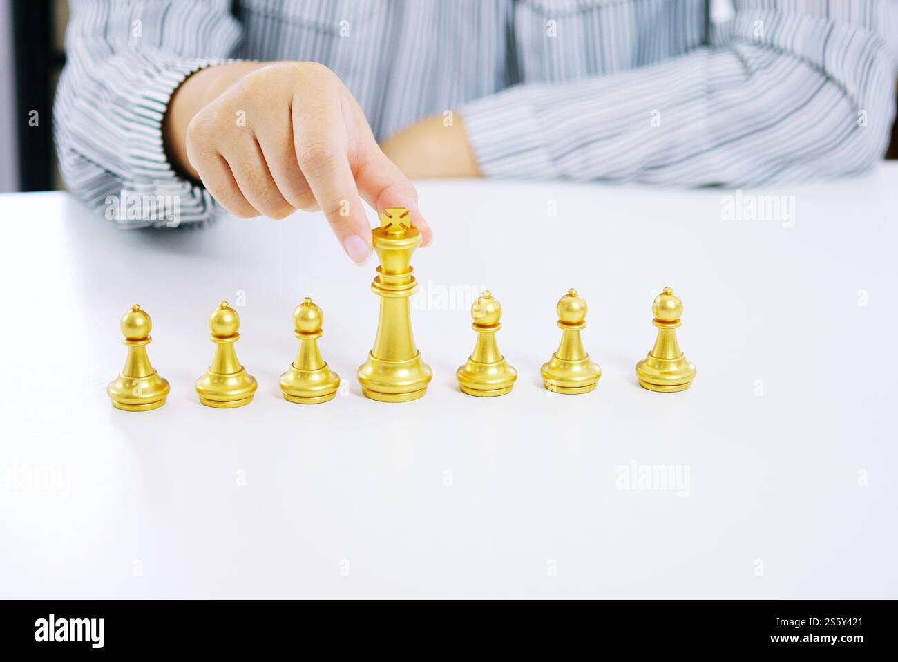 Concetto di risorse umane gestione della carriera con le mani strette pianificazione strategia con figure di scacchi Foto Stock