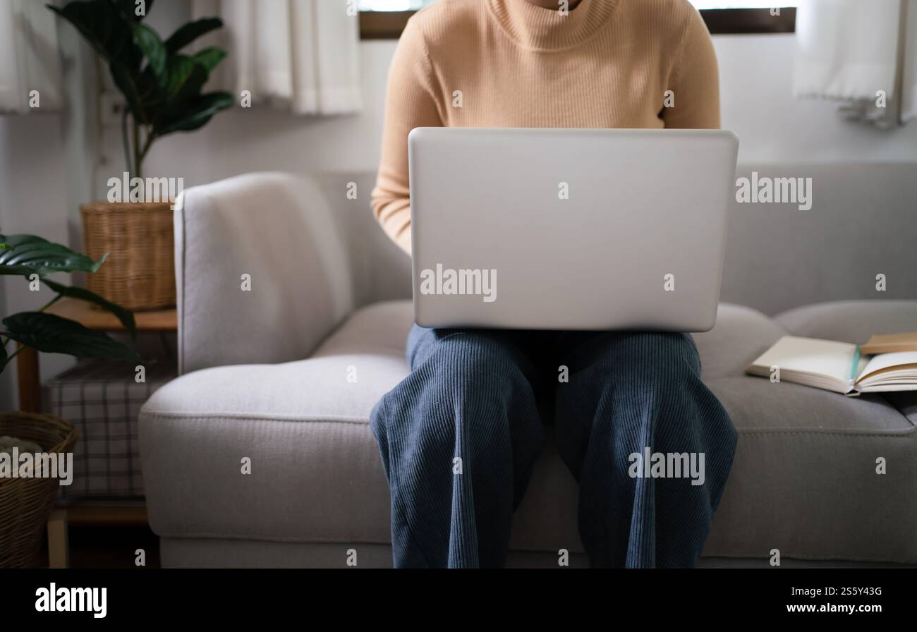 E learning Student girl formazione online a casa. Apprendimento formazione studio esame videoconferenza Tutor videoconferenza tramite webcam concetto di e-coaching Foto Stock