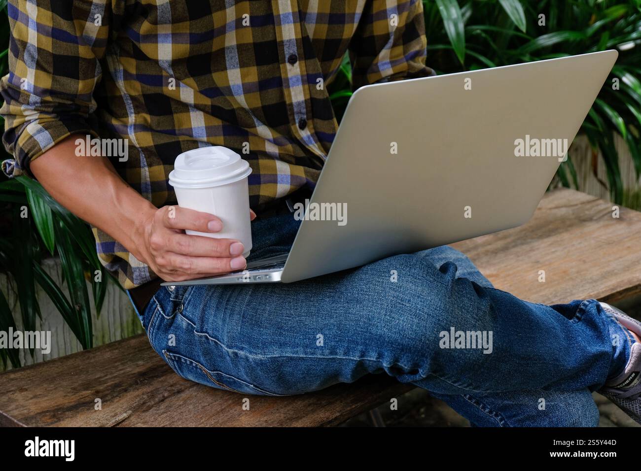 Concetto di lavoro freelance. Progetto di pianificazione per freelance impegnati e sicuri in occhiali alla moda che svolgono un lavoro remoto sul posto di lavoro Foto Stock