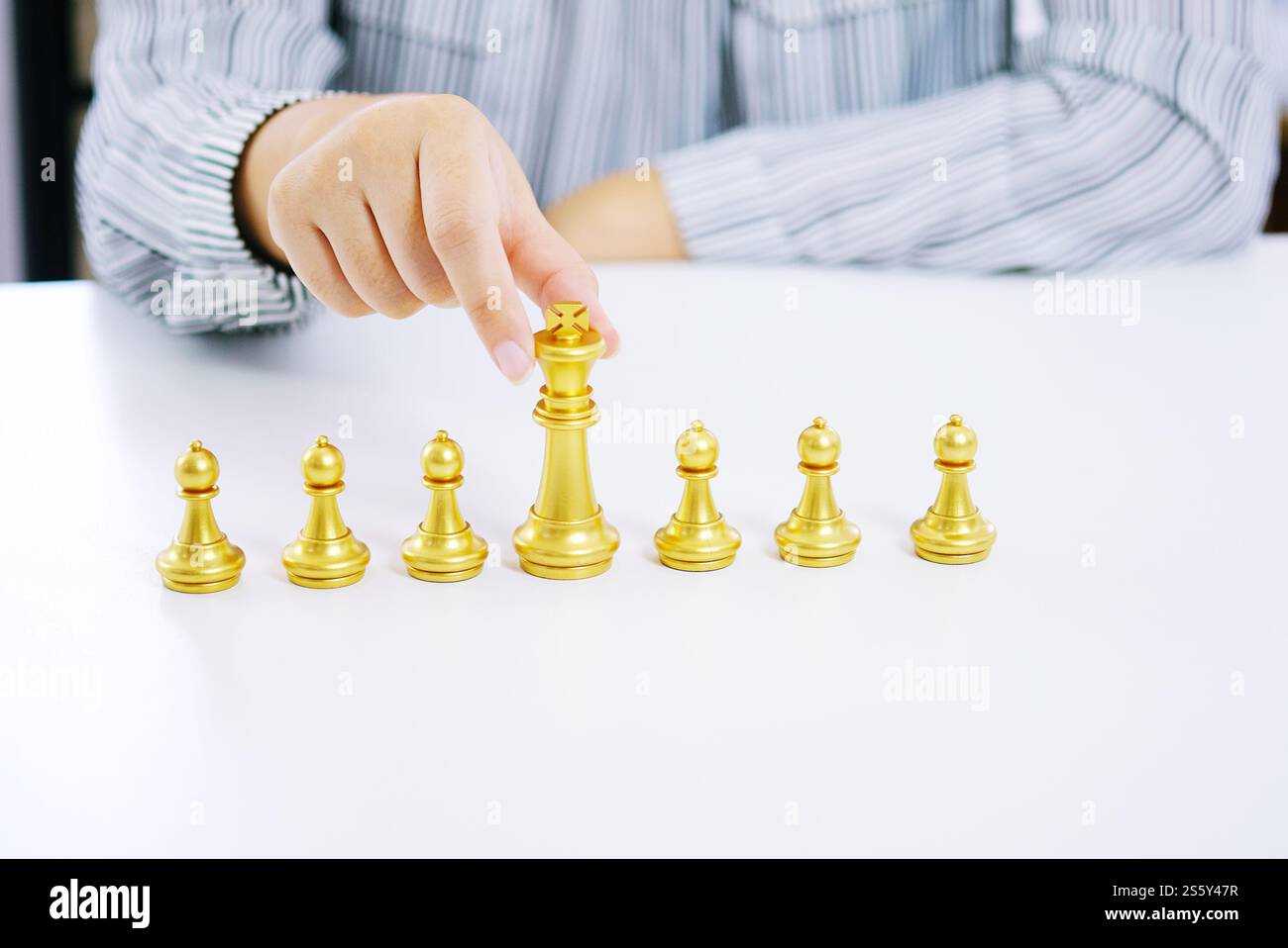 Concetto di risorse umane gestione della carriera con le mani strette pianificazione strategia con figure di scacchi Foto Stock
