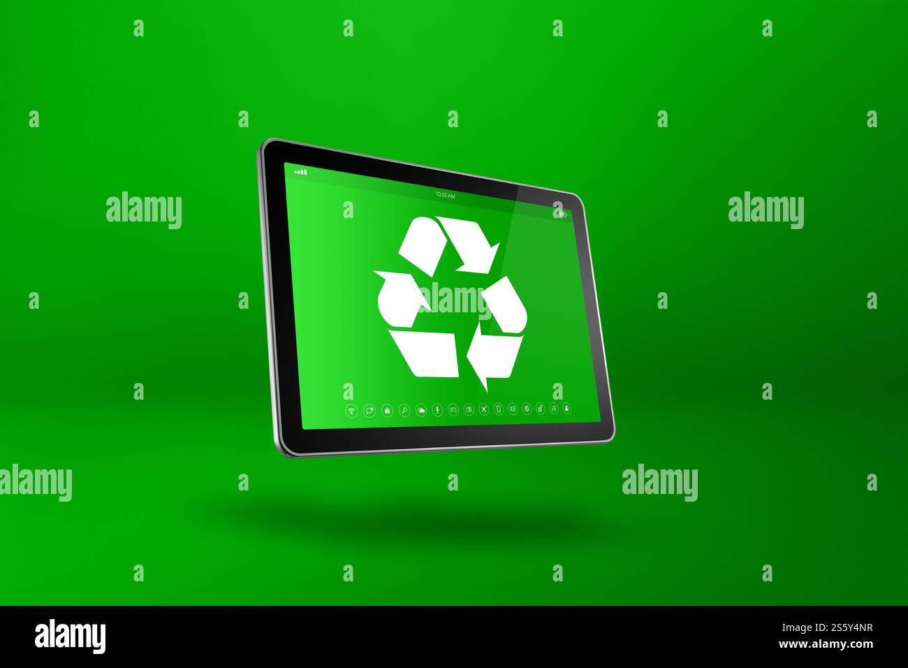 Tablet PC digitale con simbolo di riciclaggio sullo schermo. concetto di conservazione ambientale. Illustrazione 3D isolata su sfondo verde. Tablet digitale Foto Stock