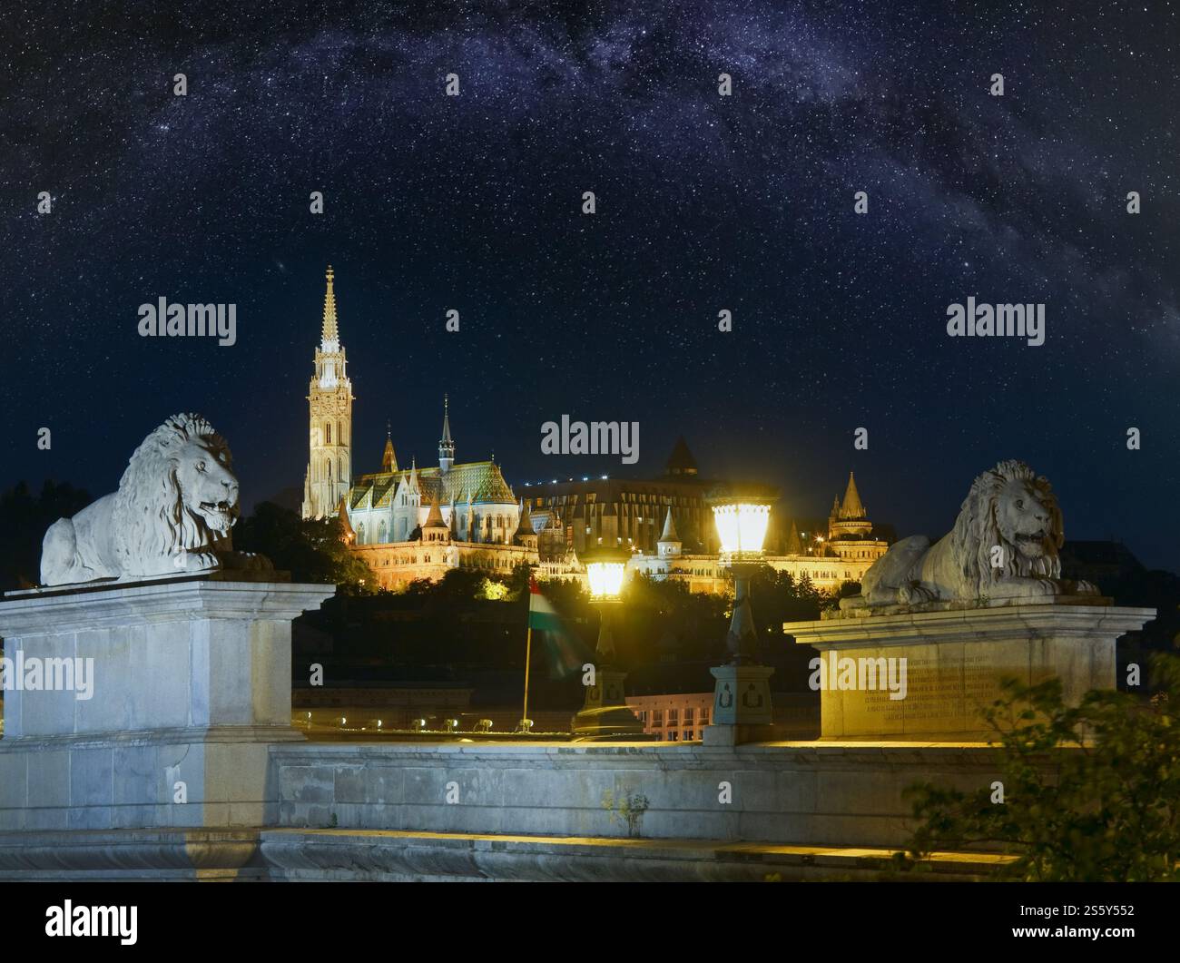 Punto di riferimento ungherese, vista notturna del Ponte delle catene di Budapest con la via Lattea le stelle della Galassia nel cielo. Esposizione lunga. Foto Stock