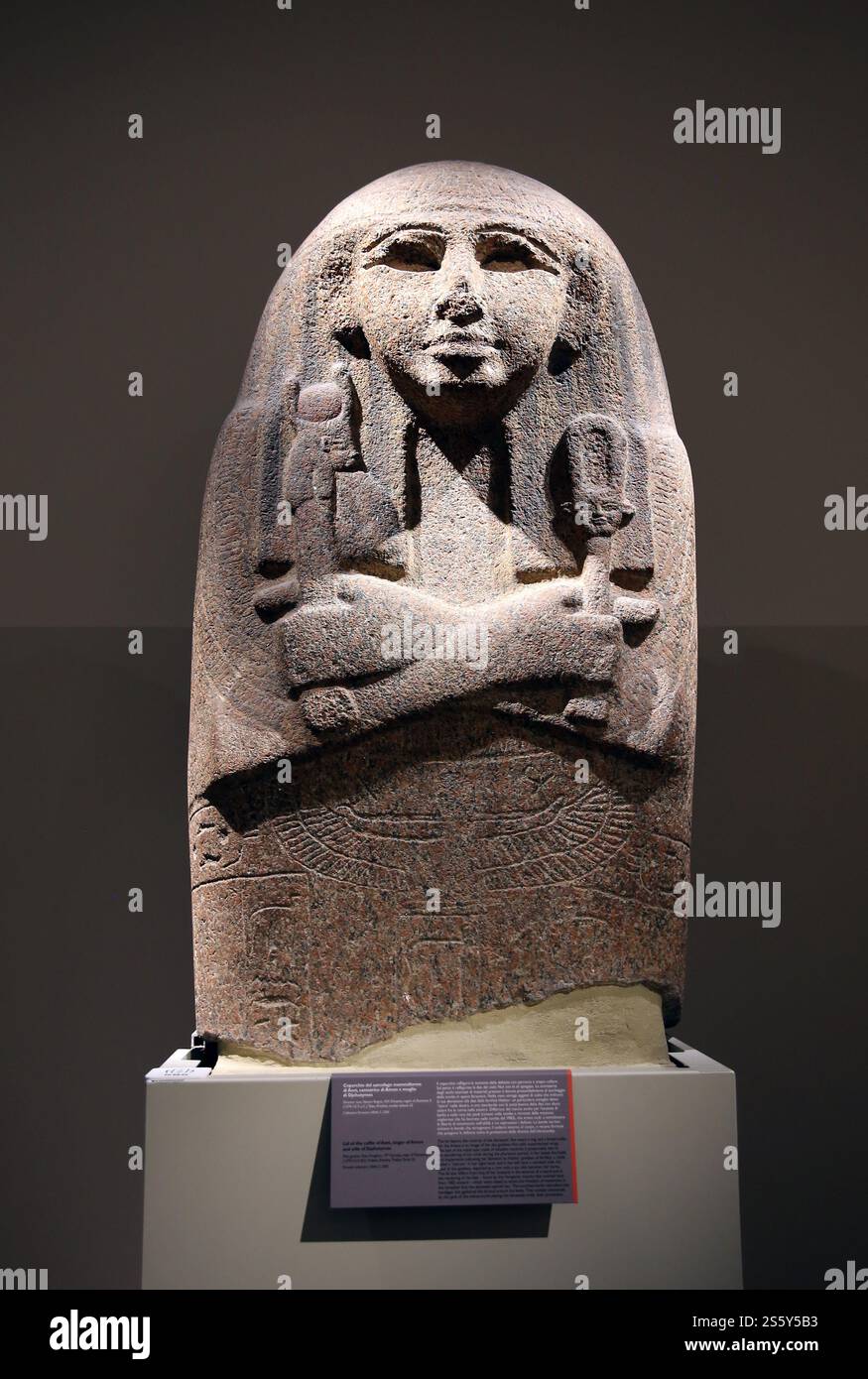 Coperchio della bara di Aset, cantante di Amon e moglie di Djehutymes. Granito rosa. Nuovo regno. XIX dinastia. Regno di Ramses II (1279-1213 a.C.). Tebe Foto Stock