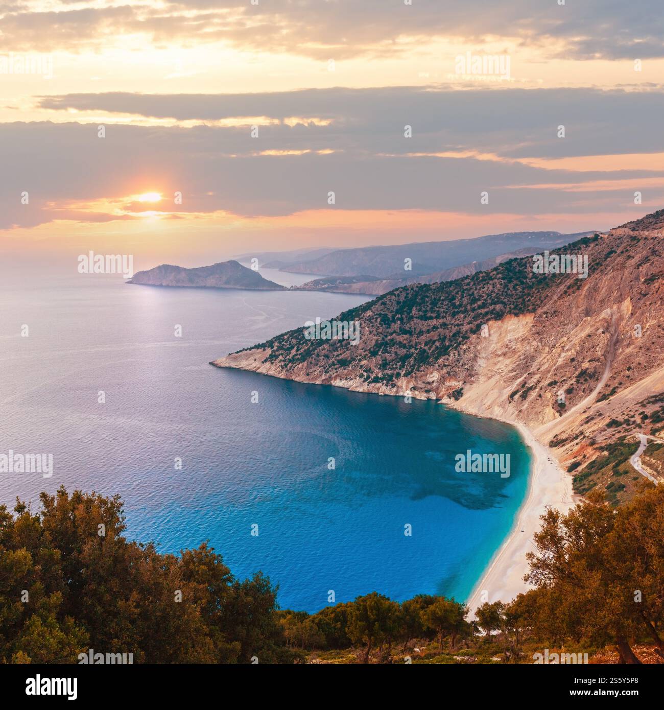 Serata estiva paesaggio litorale (spiaggia di Myrtos, Cefalonia, Grecia). Foto Stock