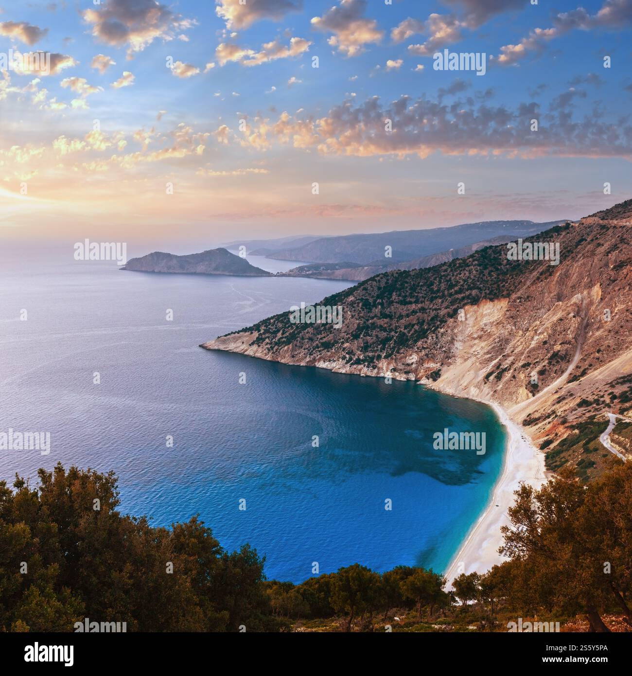Serata estiva paesaggio litorale (spiaggia di Myrtos, Cefalonia, Grecia). Foto Stock