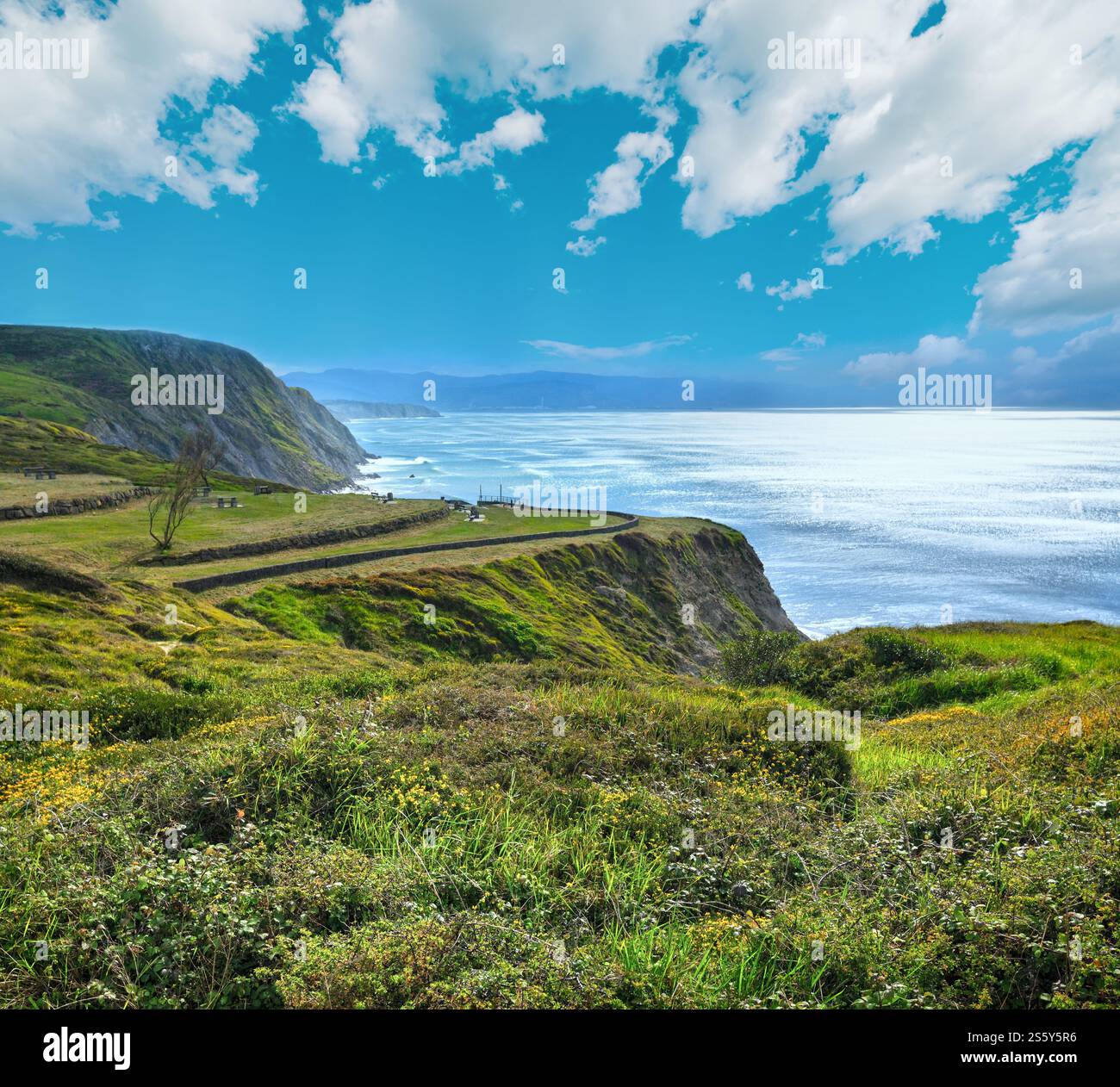 Serata estiva oceano vista litorale vicino alla spiaggia in città Barrika, Biscaglia, Paesi Baschi (Spagna). Foto Stock
