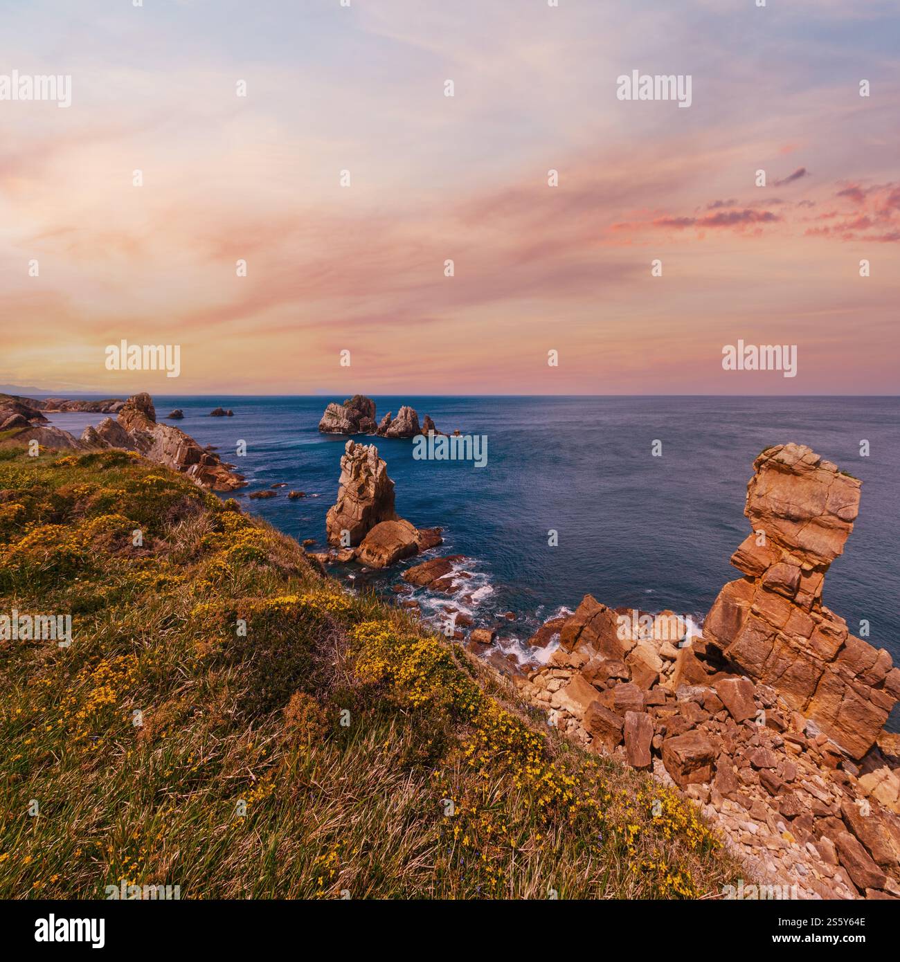 Oceano atlantico costa rocciosa vicino a Spiaggia Portio (Pielagos Cantabria, Spagna) Foto Stock
