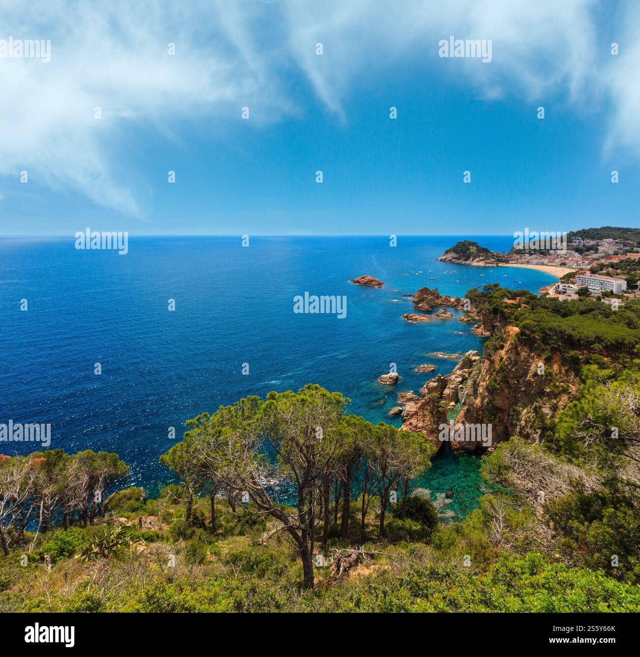 Estate mare paesaggio e Tossa de Mar città di pescatori sulla Costa Brava Catalogna. Foto Stock