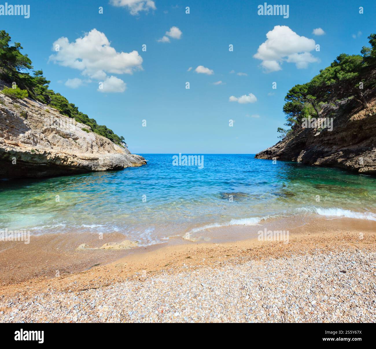 Estate Baia della Pergola piccola calma spiaggia tranquilla, Gargano in Puglia, Italia Foto Stock