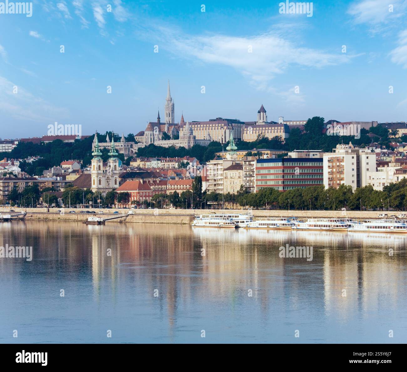 Budapest vista la mattina con gli edifici e la riflessione in Donau river . Foto Stock