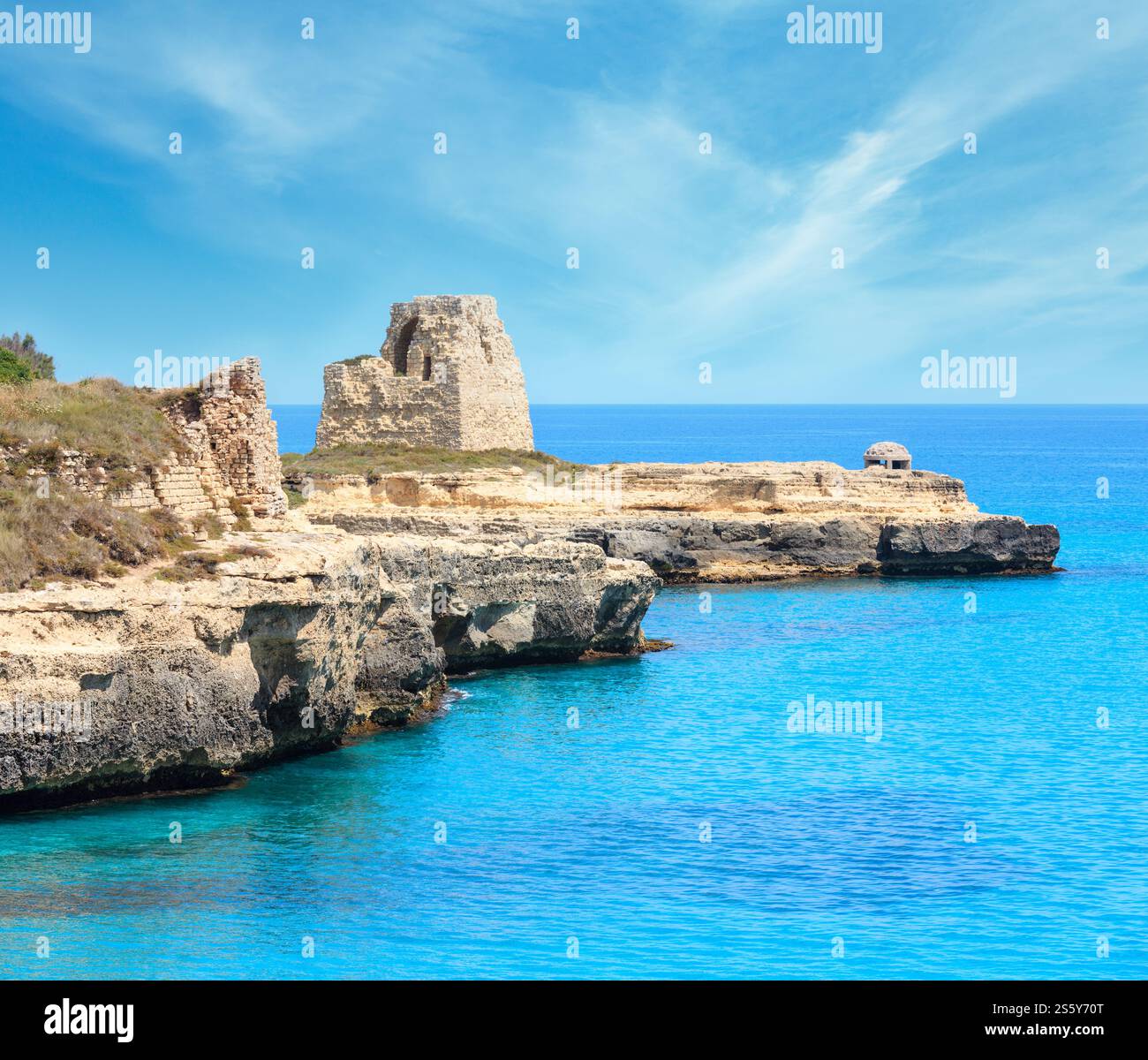 Rovine di forte sulla pittoresca costa adriatica area archeologica di Roca Vecchia, Salento, Puglia, Italia Foto Stock