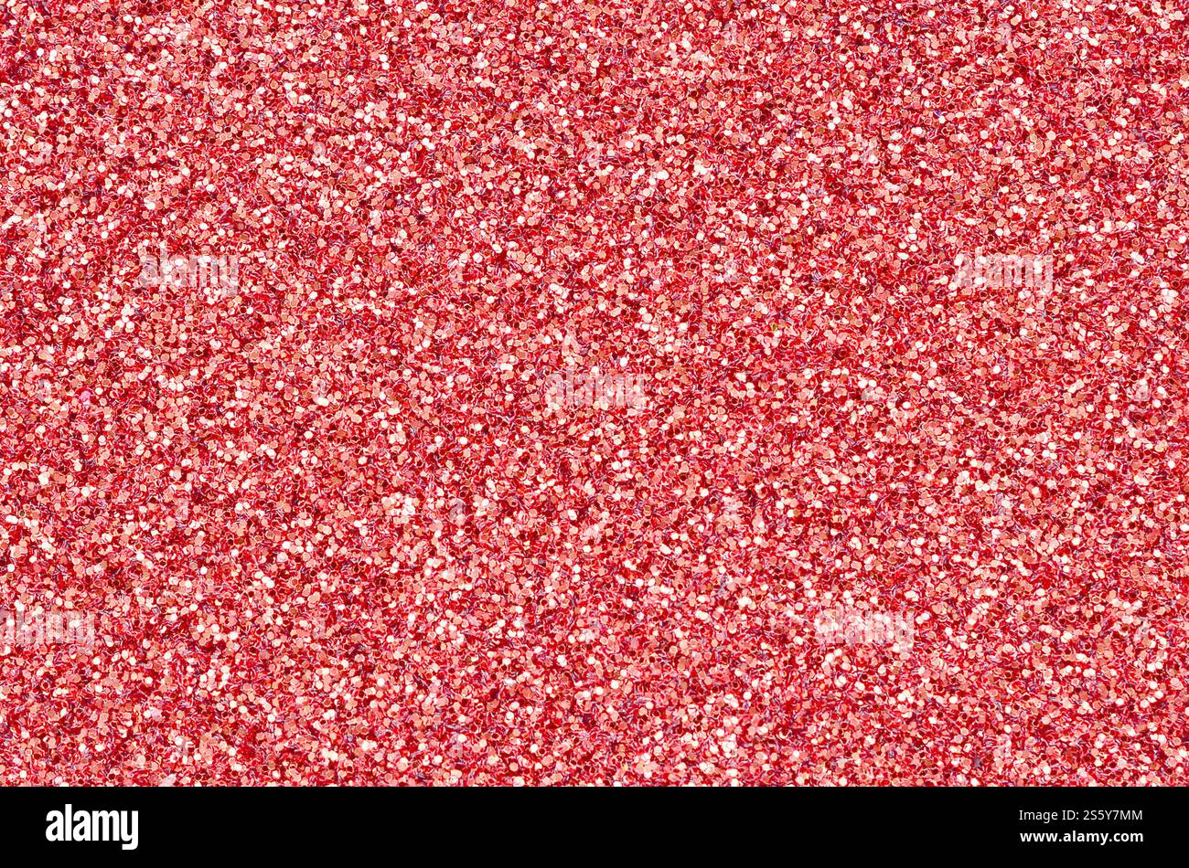 Paillettes decorative rosso corallo. Immagine di sfondo con luci bokeh brillanti provenienti da piccoli elementi che riflettono la luce. Paillettes decorative rosso corallo. Foto Stock