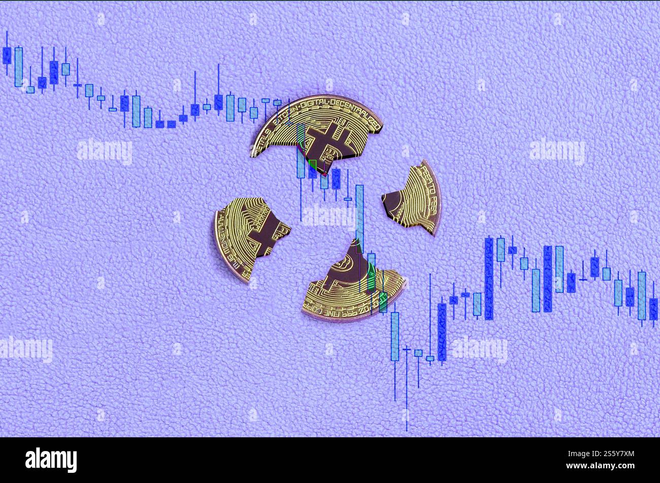 I bitcoin rotti si trovano sullo sfondo del grafico discendente del tasso di criptovaluta. Sfondo viola pastello. Vista dall'alto in posizione piatta. La caduta e.. Foto Stock