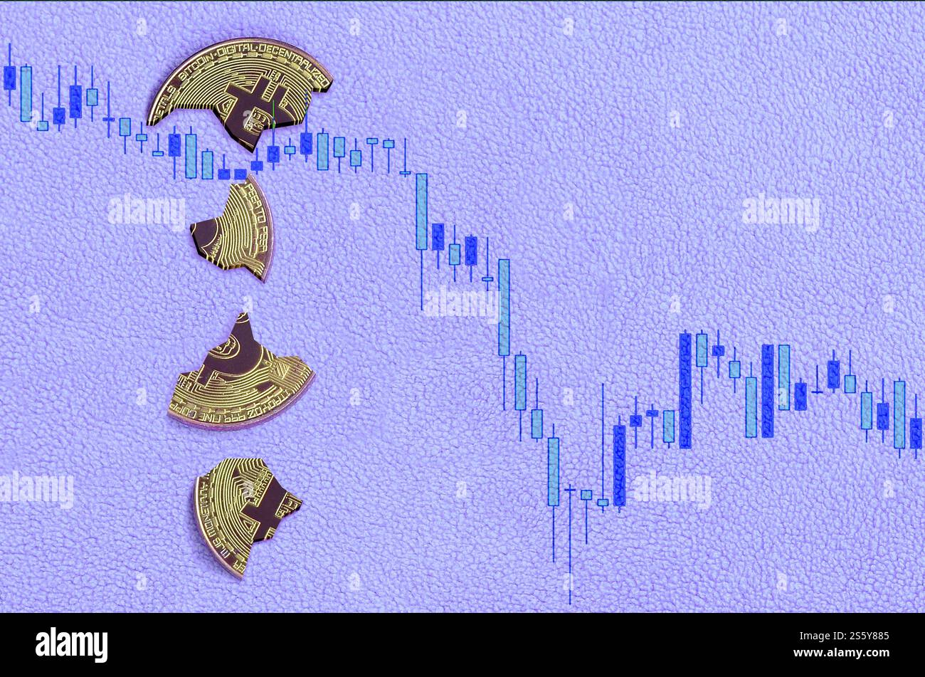 I bitcoin rotti si trovano sullo sfondo del grafico discendente del tasso di criptovaluta. Sfondo viola pastello. Vista dall'alto in posizione piatta. La caduta e.. Foto Stock