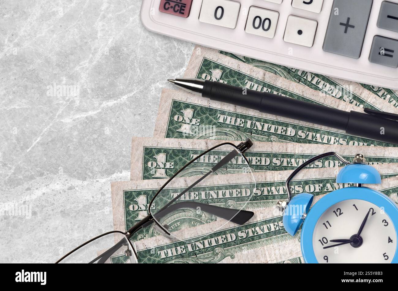 Banconote da 1 dollaro USA e calcolatrice con occhiali e penna. Concetto di stagione del prestito aziendale o del pagamento delle imposte. Pianificazione finanziaria e tempo per pagare le tasse. 1 US Foto Stock