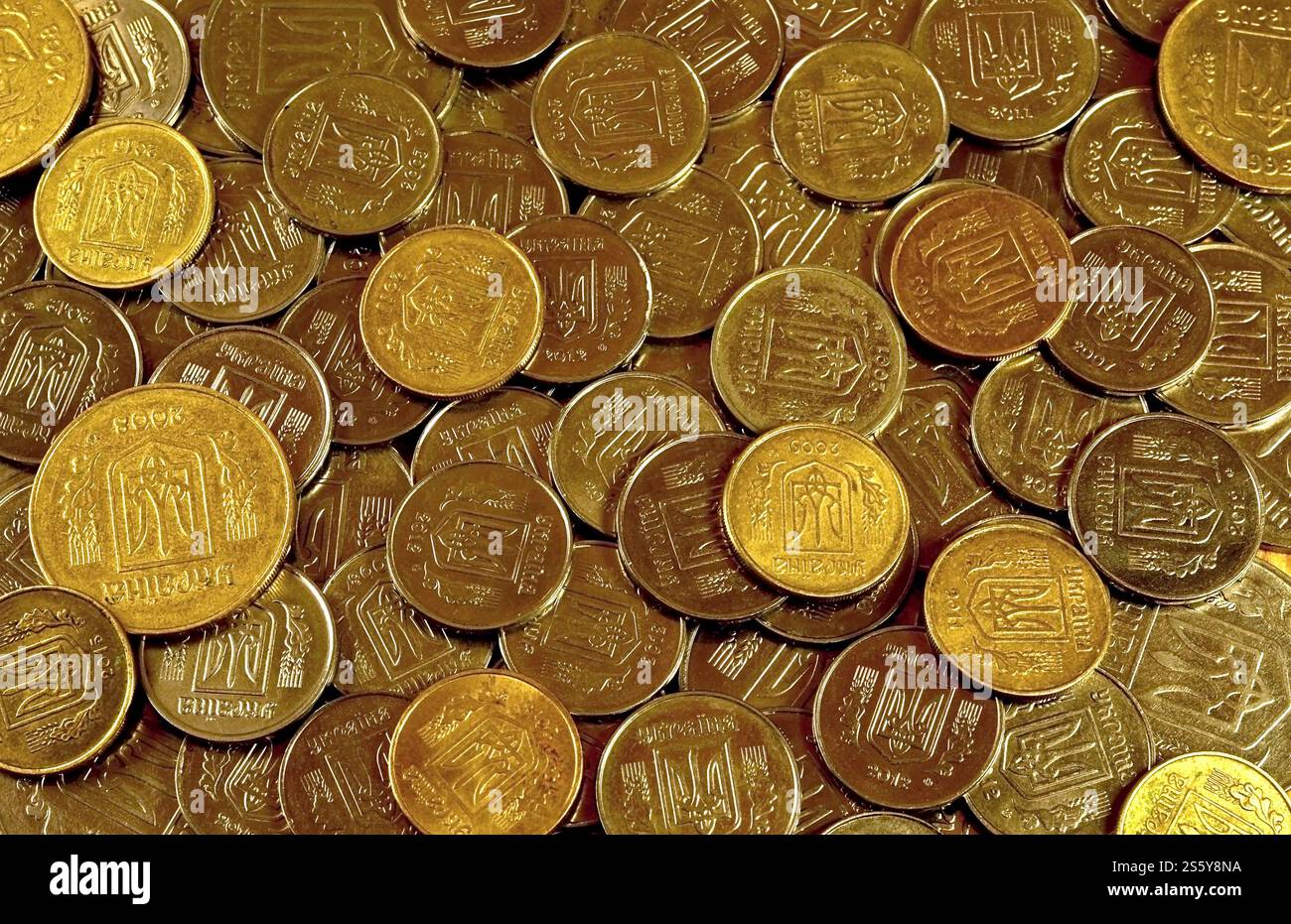 Una grande pila di monete da una banca Ucraina. Monete di tipo ucraino: Kopeck. Concetto per affari bancari, tasse, debito, prezzi e altri aspetti finanziari Foto Stock