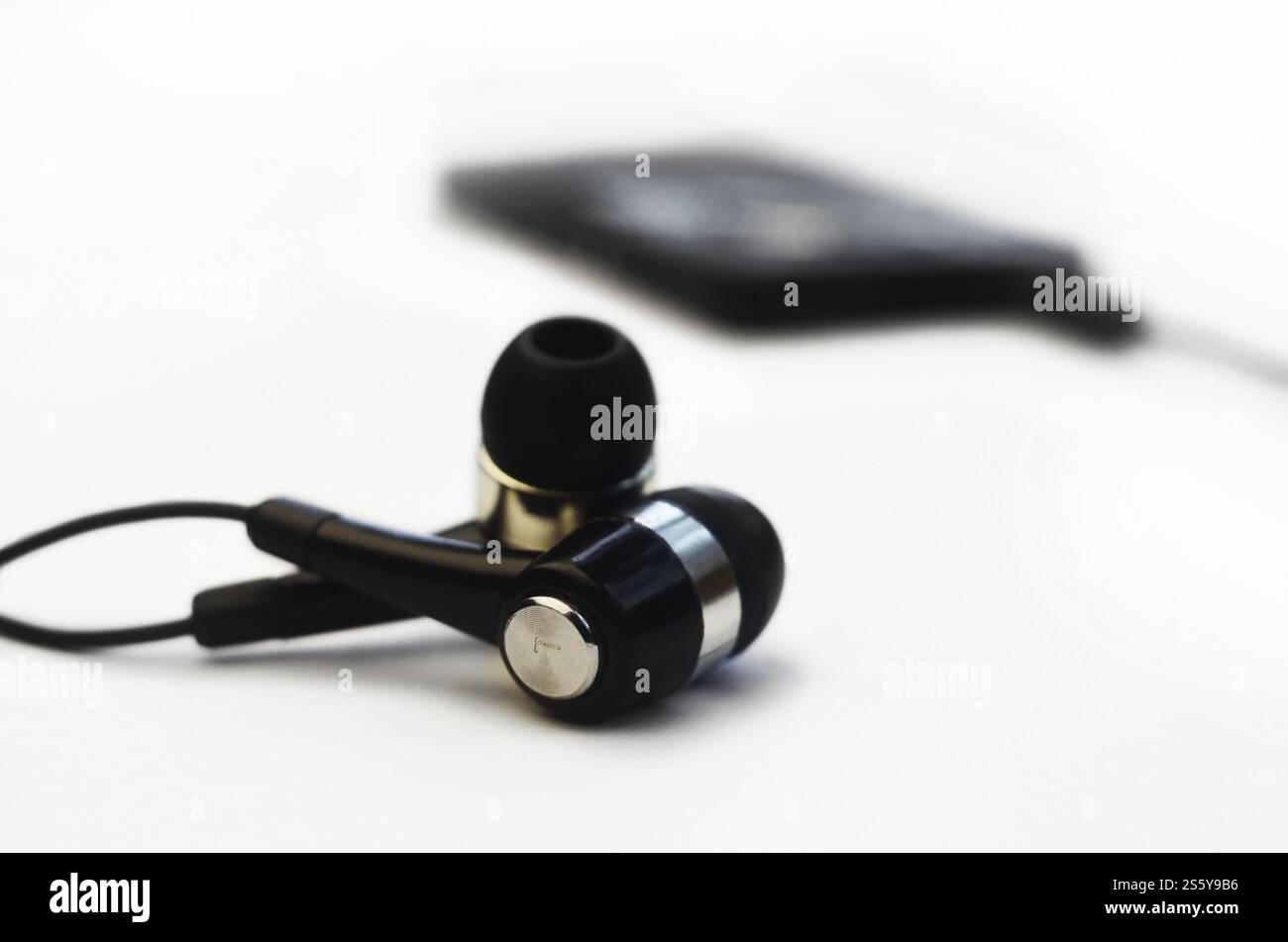 Cuffie di piccole dimensioni isolata su uno sfondo bianco. Ascolto di musica concept Foto Stock