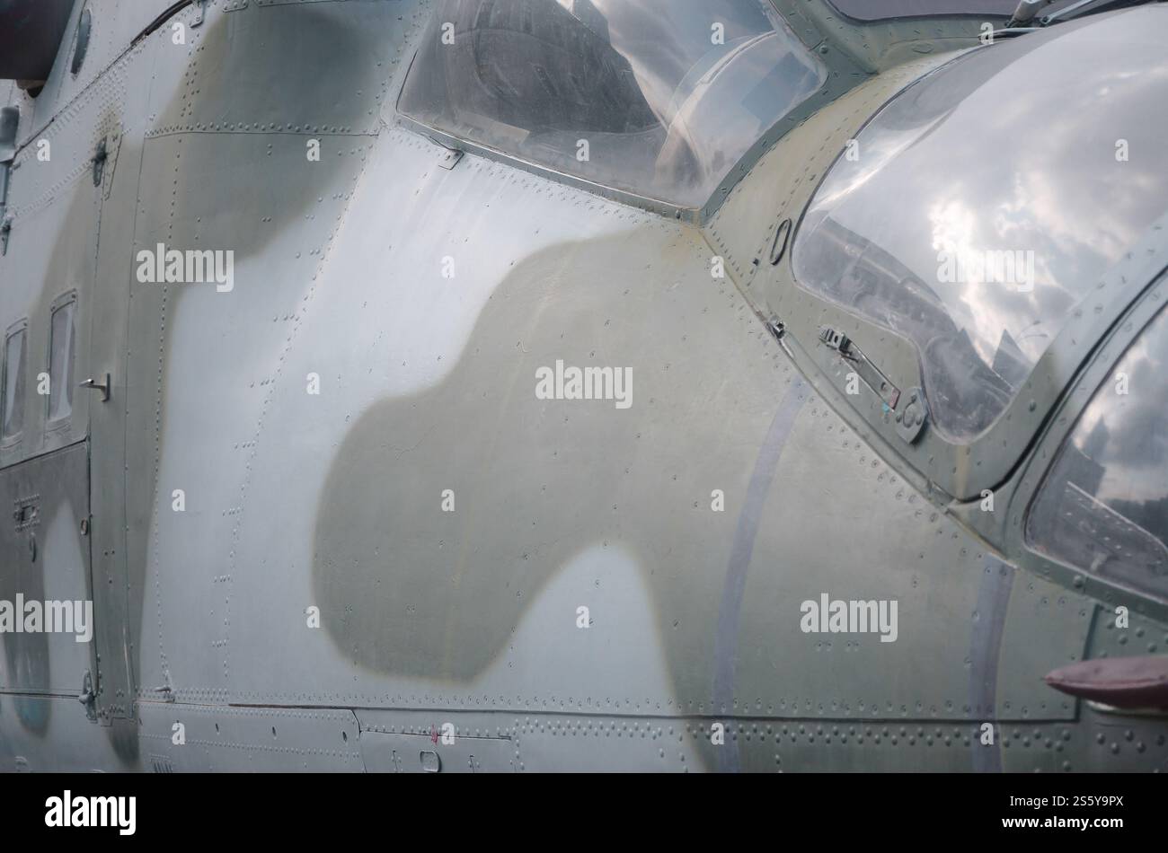 Vista ravvicinata sul frammento della cabina dell'elicottero. Fusoliera mimetica e vetro antiproiettile. Primo piano frammento della cabina dell'elicottero. Mimetico Foto Stock