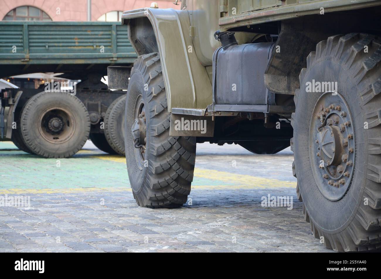 Vista ravvicinata del camion militare verde. Moderne tecnologie per veicoli di trasporto militare. Primo piano di un camion militare verde. Militari moderni Foto Stock