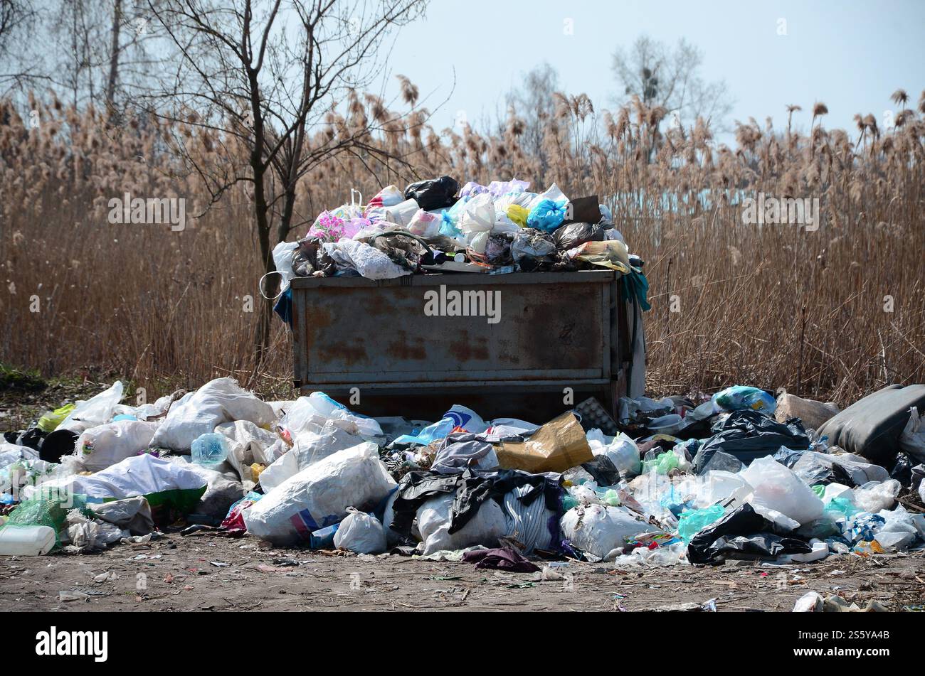 La tanica è piena di rifiuti e rifiuti. Prematura rimozione della spazzatura nelle aree popolate. La tanica per rifiuti è piena di rifiuti e rifiuti. Foto Stock