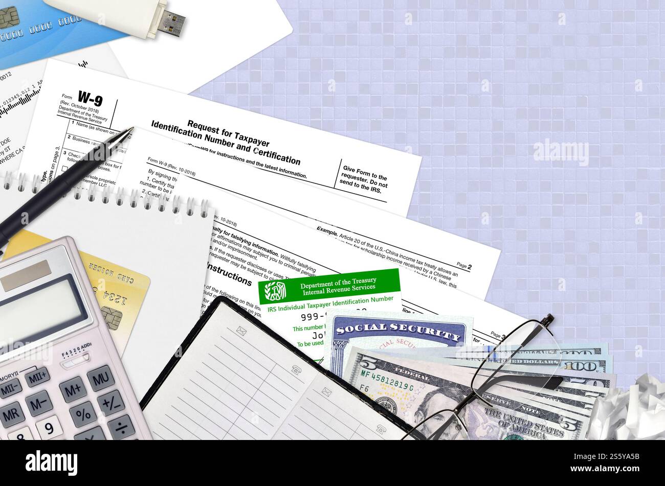 Modulo IRS W-9 richiesta di numero di identificazione contribuente e certificazione si trova su un tavolo da ufficio piatto e pronto per essere compilato. Entrate interne negli Stati Uniti Foto Stock