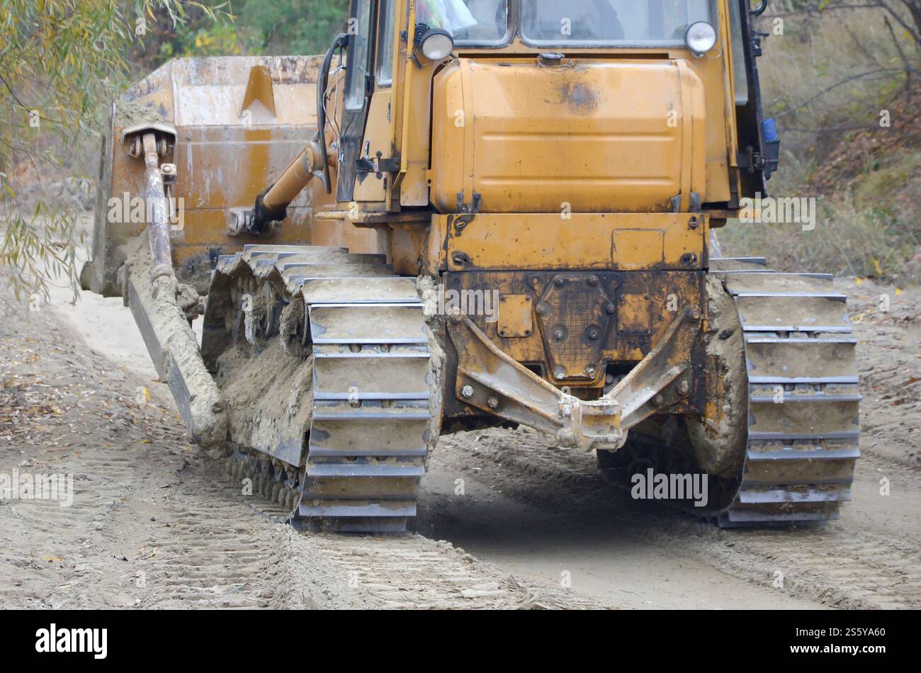 Aggregato da cava con macchinari per impieghi gravosi nel settore delle costruzioni. Escavatore pala Caterpillar con retroescavatore per la cava del cantiere. Foto Stock
