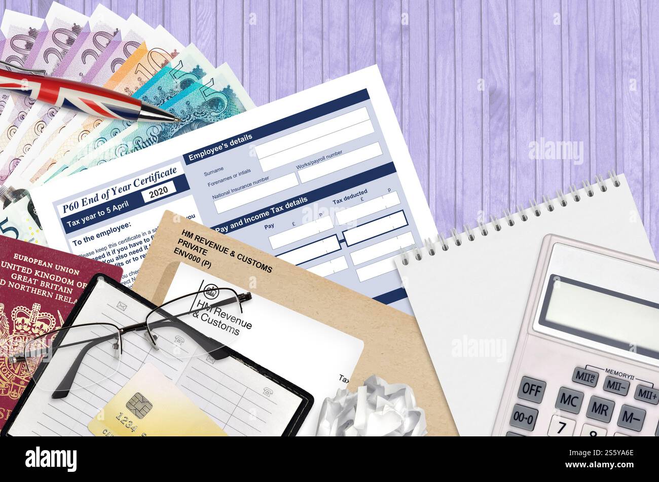 Modulo fiscale inglese P60 certificato di fine anno da HM Revenue and Customs si trova sul tavolo con gli articoli per ufficio. Documentazione HMRC e processo di pagamento delle imposte in Foto Stock