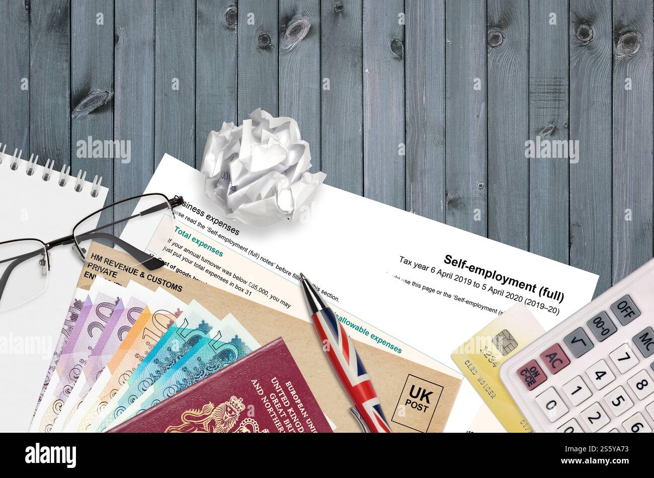 Modulo fiscale inglese sa103 lavoro autonomo da HM revenue and Customs si trova sul tavolo con gli articoli per ufficio. Documentazione HMRC e processo di pagamento delle tasse in United Foto Stock