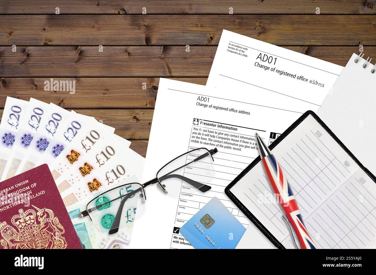 Modulo in inglese AD01 Modifica dell'indirizzo della sede sociale da Società il servizio della casa si trova sulla tabella con gli articoli dell'ufficio. Processo commerciale e di documentazione Foto Stock