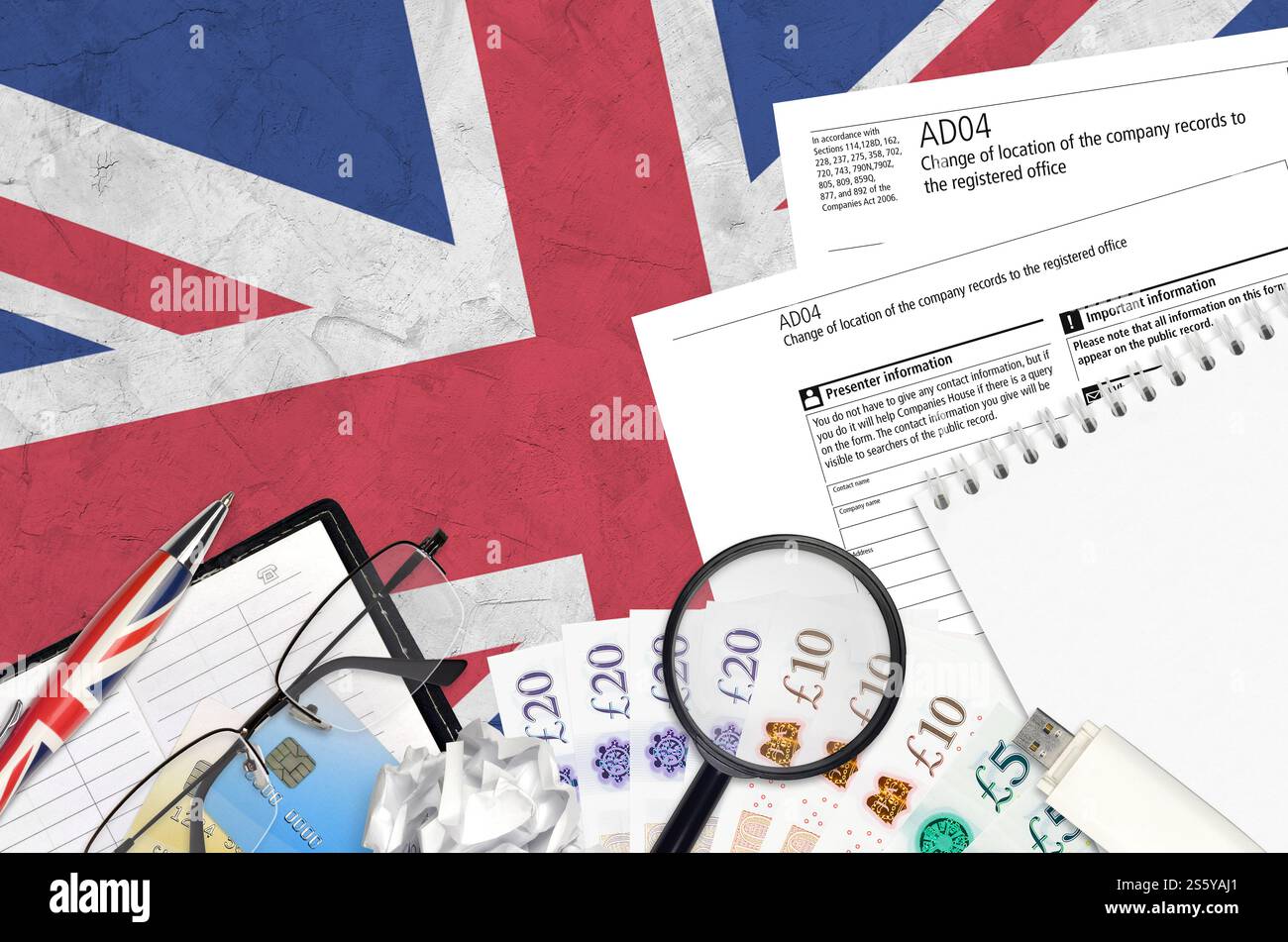 Modulo in inglese AD04 Modifica della posizione dei record aziendali alla sede legale da Aziende il servizio Casa si trova sulla tabella con gli articoli dell'ufficio. CH Foto Stock