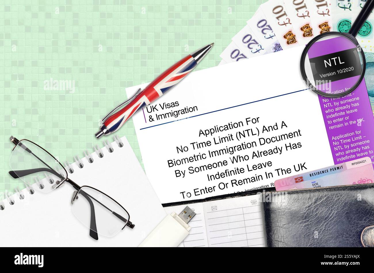 Modulo inglese NTL domanda per nessun limite di tempo e un documento di immigrazione biometrico di qualcuno che ha un permesso indefinito per entrare nel Regno Unito. Inglese Foto Stock