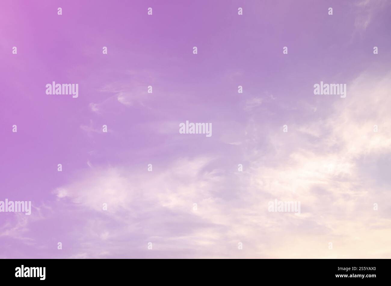 Spazio celeste di colore blu con molte spesse nuvole bianche. Immagine di sfondo di un cielo nuvoloso che mostra condizioni meteorologiche favorevoli. Una foto di un luminoso e. Foto Stock