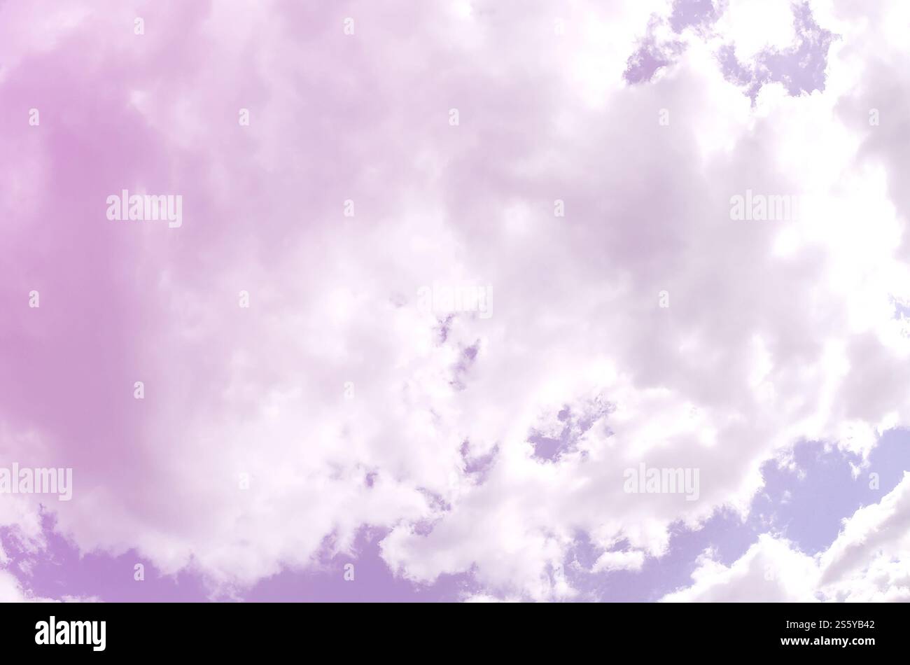 Un cielo blu con molte nuvole bianche di diverse dimensioni. Foto fisheye. Un cielo blu con molte nuvole bianche di diverse dimensioni. Fisheye Foto Stock