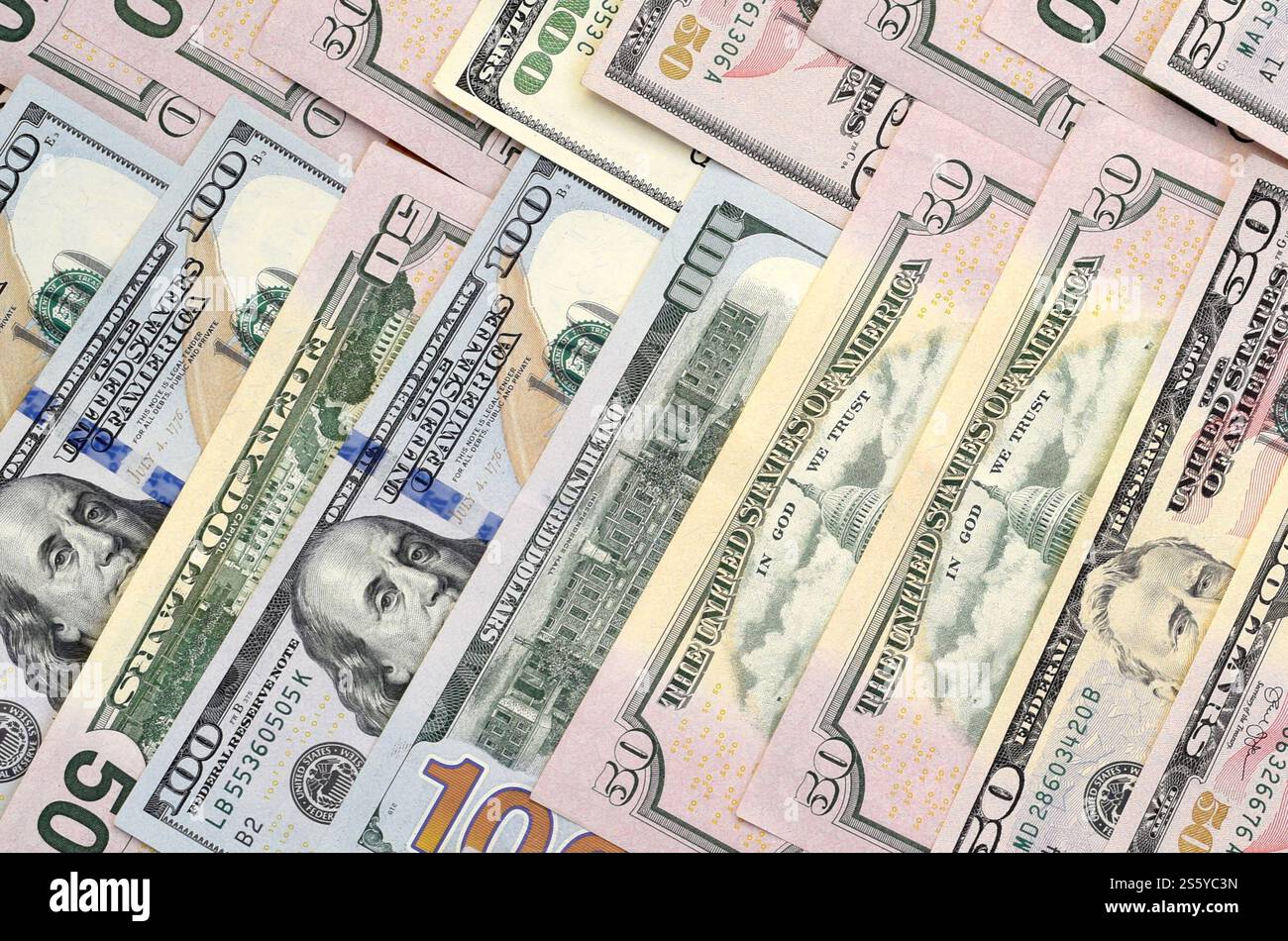 Molte banconote da centocinquanta dollari su una superficie di sfondo piatta da vicino. Vista dall'alto in posizione piatta. Concetto di successo astratto o di business. Molti uno Foto Stock