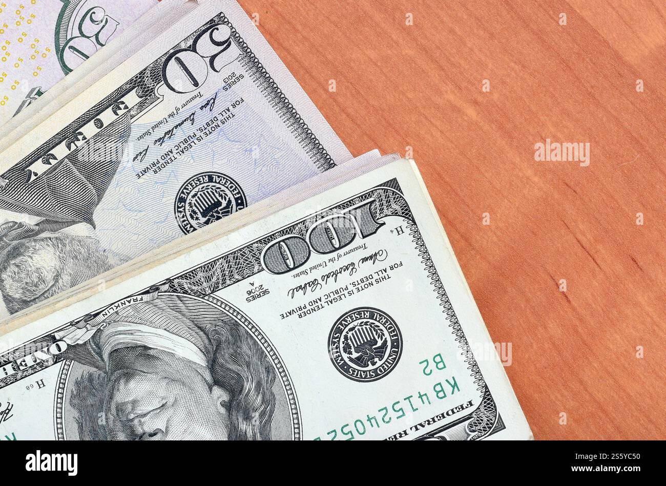 Pile di banconote da centocinquanta dollari su fondo in legno da vicino. Vista dall'alto in posizione piatta. Concetto di successo astratto o di business. Foto Stock
