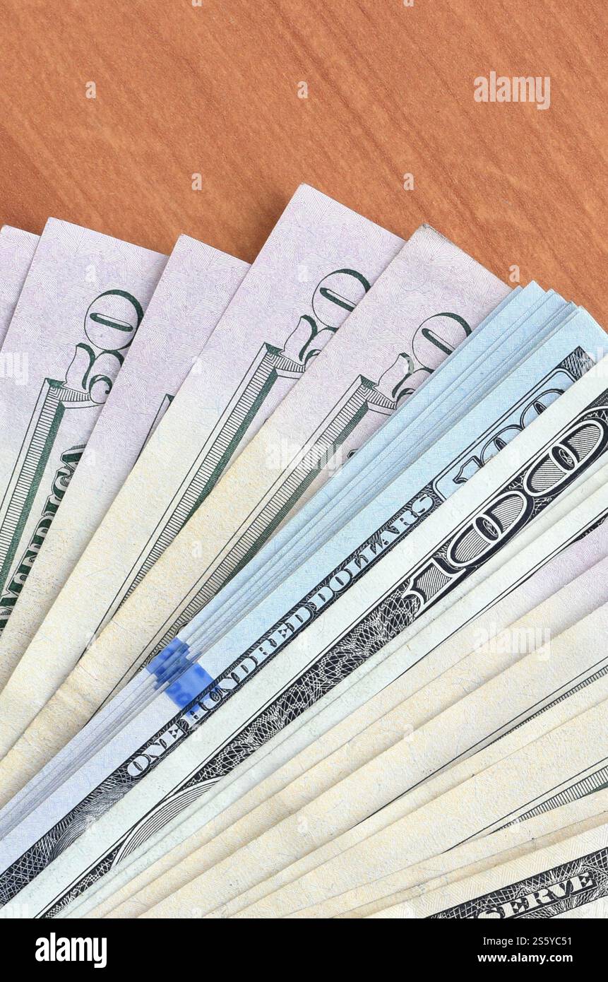 Fan di molte banconote da centocinquanta dollari su fondo in legno da vicino. Vista dall'alto in posizione piatta. Concetto di successo astratto o di business. Ventola di Foto Stock