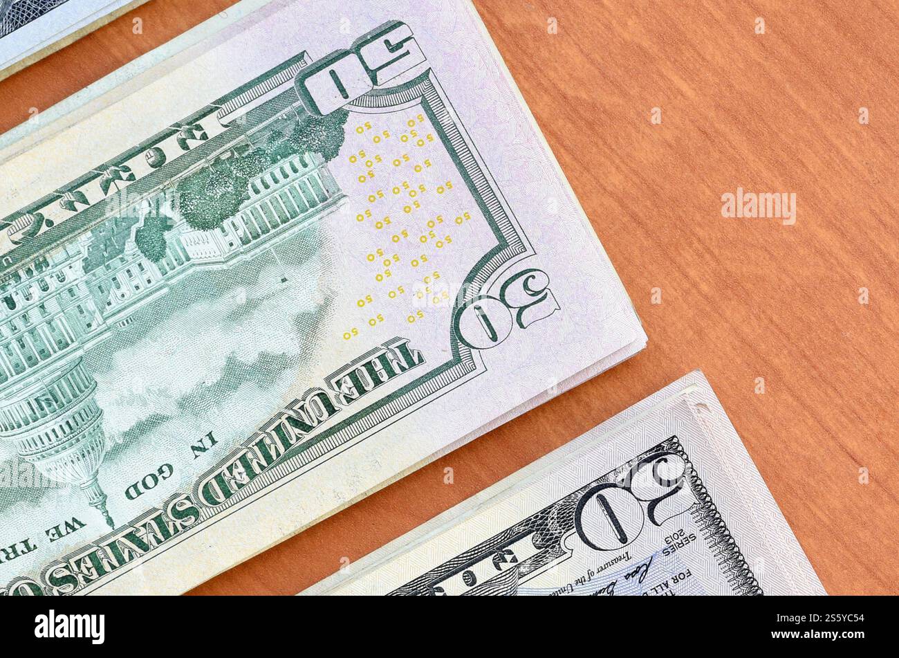 Pile di banconote da centocinquanta dollari su fondo in legno da vicino. Vista dall'alto in posizione piatta. Concetto di successo astratto o di business. Foto Stock