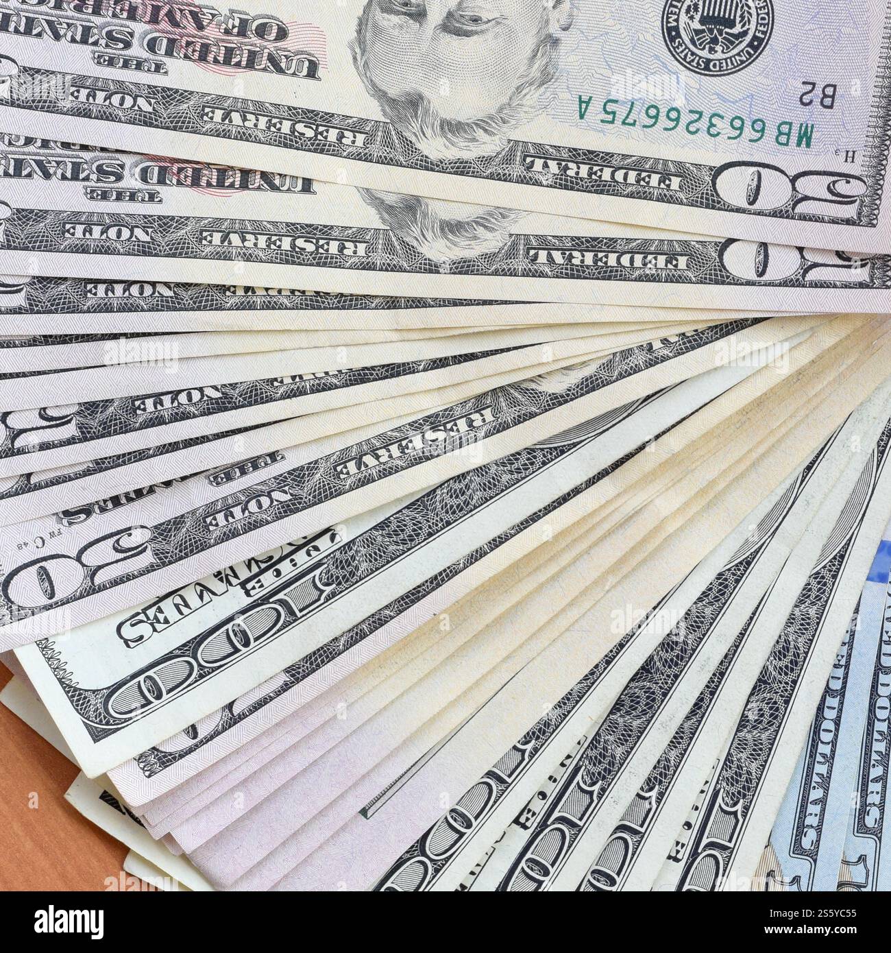 Fan di molte banconote da centocinquanta dollari su fondo in legno da vicino. Vista dall'alto in posizione piatta. Concetto di successo astratto o di business. Ventola di Foto Stock