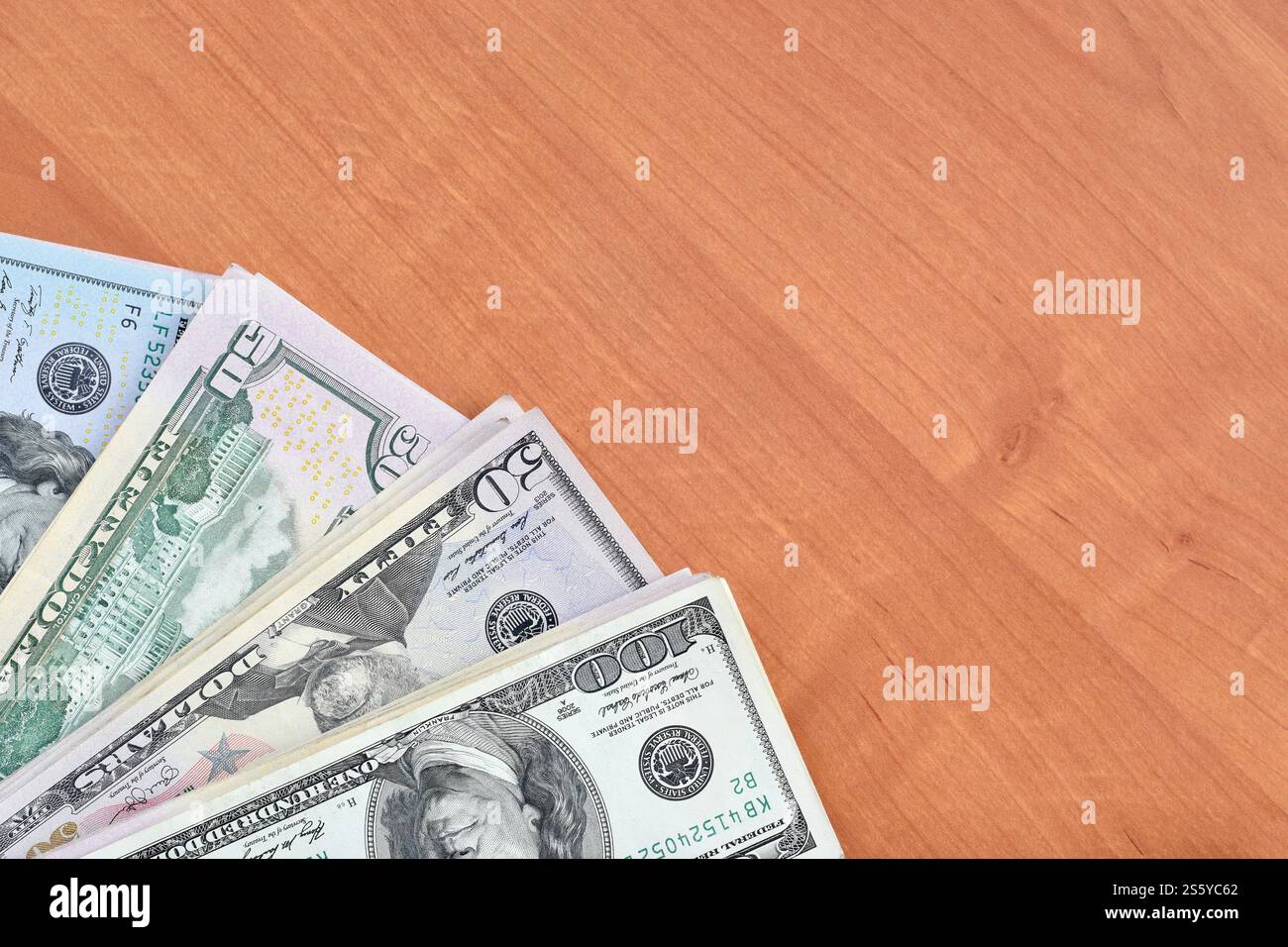 Pile di banconote da centocinquanta dollari su fondo in legno da vicino. Vista dall'alto in posizione piatta. Concetto di successo astratto o di business. Foto Stock