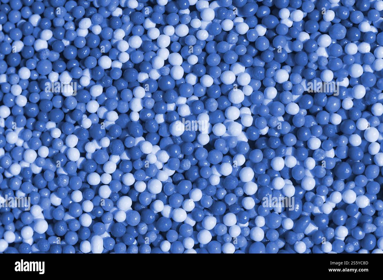 Immagine di sfondo di una varietà di polvere smaltata di colore blu classico fantasma sotto forma di piccole sfere. Un numero enorme di perle dolci e colorate di Foto Stock