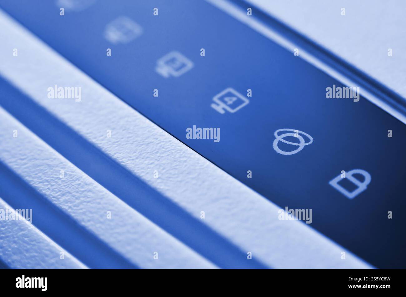 Vista dettagliata del router internet di luci a LED che mostra lo stato di connessione. Diodo emettitore wireless in plastica bianca internet wi-fi e il modem via cavo. phantom classic Foto Stock