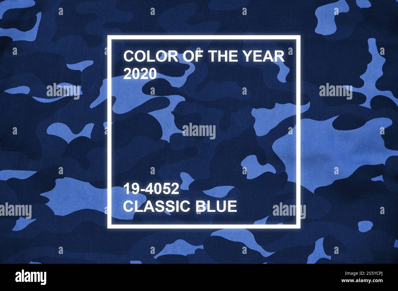 Tessuto con camouflage. Immagine di sfondo dell'esercito. Modello tessile di tessuto mimetico militare. Phantom classica tonalità blu. Tessile Foto Stock