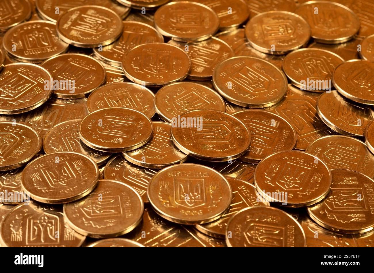 Una grande pila di monete da una banca Ucraina. Monete di tipo ucraino: Kopeck. Concetto per affari bancari, tasse, debito, prezzi e altri aspetti finanziari Foto Stock