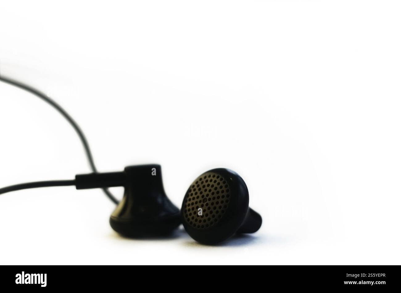 Cuffie di piccole dimensioni isolata su uno sfondo bianco. Ascolto di musica concept Foto Stock