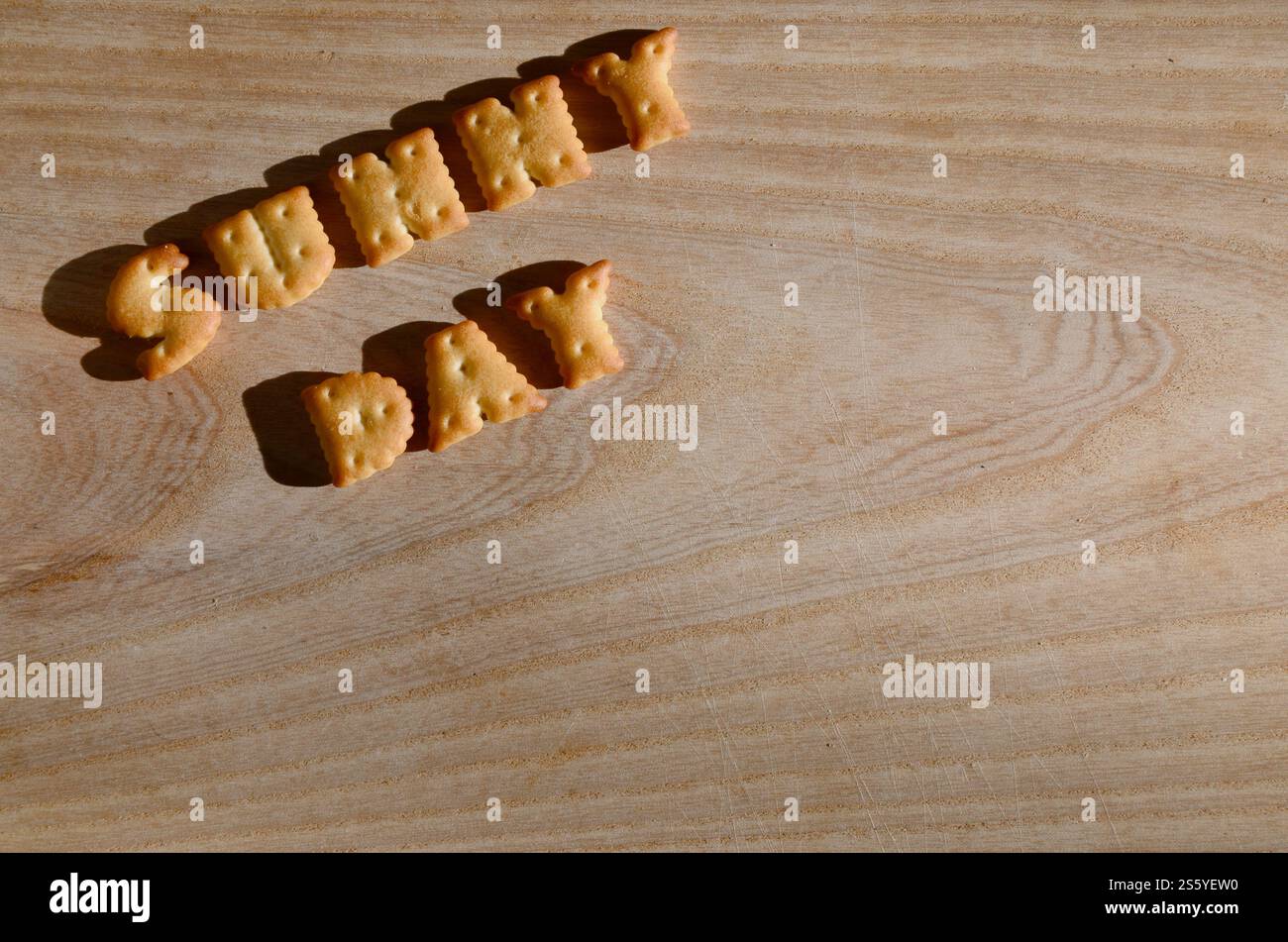 Giornata di sole. Il testo dal salato cracker come stampate lettere inglesi che giacciono su di un tagliere di legno. Messaggio, foderato con lettere commestibili Foto Stock